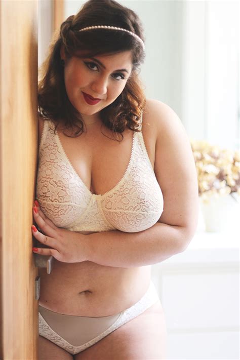 Do teu sorriso ao teu coração. Gordinha de lingerie: blogueira manequim 52 posa sensual ...