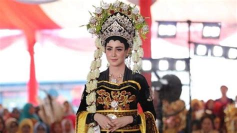 Arumi bachsin ungkap perasaannya kini harus melantik anggota pemberdayaan dan kesejahteraan keluarga (pkk) di jawa timur.diketahui. Selain Arumi Bachsin, Atikoh Istri Gubernur Ganjar Pranowo ...