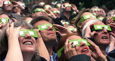 Eine zeitrafferaufnahme der totalen sonnenfinsternis (total eclipse) von meinem bürofenster in berlin adlershof aus gesehen. Wetternews: Sonne wird zu schmaler Sichel ...