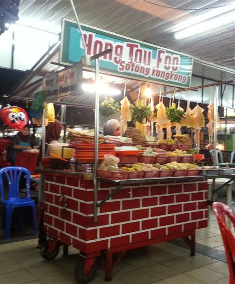 Penang yong tau foo (檳城釀豆腐) is a soup dish of hakka origin that is often found at penang coffee shops and hawker centres. faizaleda: Yong Tau Foo Dan Sotong Kangkung Taiping