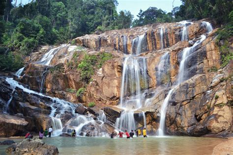 Karena air terjun ini terletak di dasar sebuah jurang, maka anda harus menuruni setidaknya 509 buah anak tangga untuk mencapainya. Pahang Darul Makmur: DAERAH KUANTAN