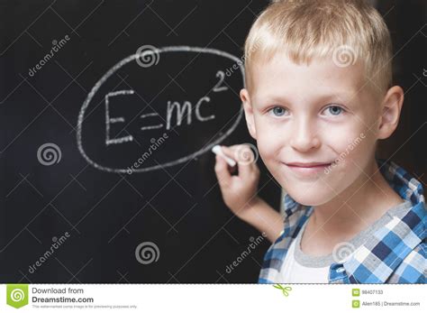 Q (in kj) = m (in kg) x c (in kj/kg.k) x delta t (in kelvin). Jongen Het Schrijven Formule Van Energie Stock Afbeelding ...