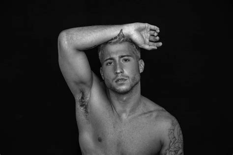 Como una de las últimas novedades en materia de la moda, la cantante ahora se mostró conel pantalón colaless, un modelo armado en que, a una pieza de ropa interior tipo culote, se le suman dos sensuales mangas en las piernas, unidas por tiras que dejan algo de piel al descubierto. SUMMER BOYS : AXEL NERI, BRUNO SAINZ MICHELI, LEONEL ...