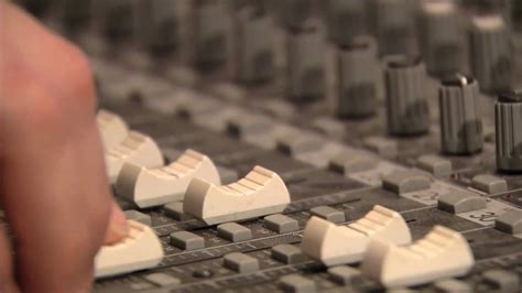 Eddi eidsvåg var en viktig grunnlegger av den norske standupbølgen på nittitallet. eddi eidsvåg 50 år - musikkvideo HD - YouTube