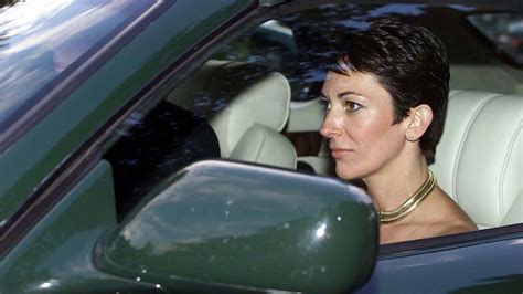 Many wonder why didn't just flee the country. Ghislaine Maxwell sammelte angeblich Nacktfotos der ...