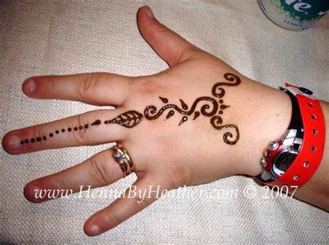 You can try different henna designs at home such as zodiac tattoos, angel tattoos, bird tattoos, heart whatever be your desires, henna tattoos are your calling! Simple hand Henna I can do! | Simple henna, Henna designs ...