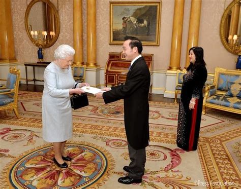 Ngày 9/4, điện buckingham ra thông báo, hoàng thân philip, công tước xứ edinburg, chồng nữ hoàng anh elizabeth đệ nhị đã qua đời vào sáng cùng ngày tại cung điện windsor, hưởng thọ 99 tuổi. Nữ hoàng Anh quan tâm sâu sắc đến quan hệ hợp tác với Việt ...