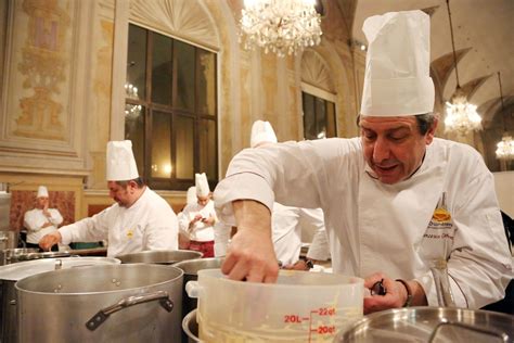 Da una parte matteo lepore come dicevamo all'inizio di questa diretta, la campagna elettorale per le primarie del pd a bologna. Bologna, le primarie del tortellino - la Repubblica