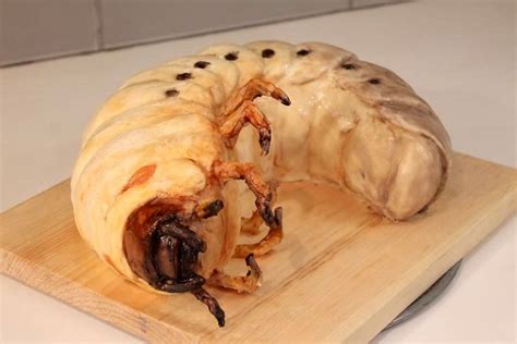 The hercules beetle (dynastes hercules, dynastinae) is a rhinoceros beetle native to the rainforests of central america, south america, lesser antilles, and the andes. A Deliciously Creepy Hercules Beetle Grub Cake | Desserts ...