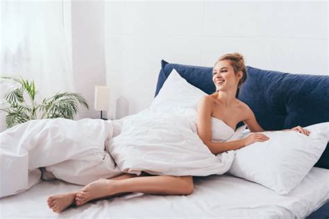 Wenn jetzt lust hast eine nackte hausfrau zu se. Frau nackt bett Stock Photos, lizenzfreie Frau nackt bett ...