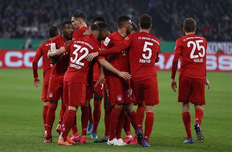 Bayern de munique, comumente referido como bayern, é um clube alemão multidesportivo sediado na cidade de munique, no estado da baviera. Bayern nedkæmpede fightende Schalke