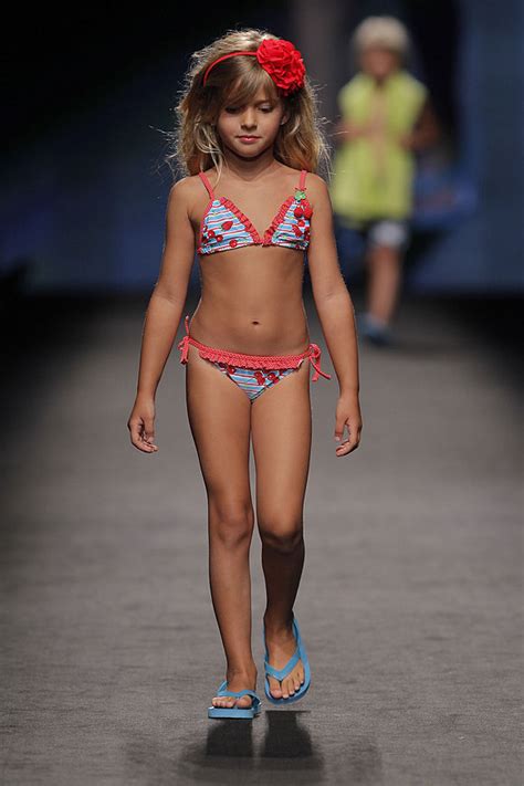 The clip presents the latest trends in fashionable children's swimwear in 2020, as well as other beachwear for children. Swimwear Fashion Show Gran Canaria Moda Cálida 2013 | hola.com