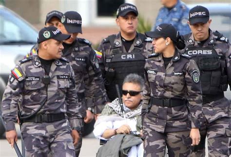 Seuxis pausias hernández solarte, más conocido como 'jesús santrich', nacio en 1967, es colombiano y fue uno de los 3 líderes de las fuerzas armadas revolucionarias de colombia (farc). Jesús Santrich fue trasladado a una clínica por ...