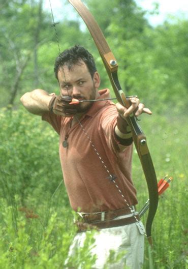 Il tiro in estensione volante, con il giocatore che tira in orizzontale e sollevato dal suolo. La tecnica di tiro - Donadoni Archery