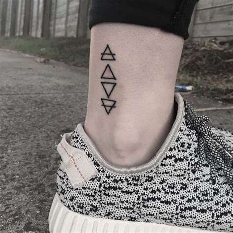 Hình xăm thương hiệu converse với vòng tròn và ngôi sao bên trong. Hình Xăm Cute Nhất Cho Nam Nữ ️ 1001 Tattoo Cute Nhất