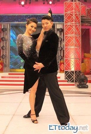 Jun 08, 2021 · 43歲的女星侯怡君和66歲的導演蕭大陸情牽20年，趁著今年母親節，大方宣布兩人已婚的好消息，但據本刊調查，其實早在3年前兩人就已是夫妻，會選在此時公布，是因「做人成功」。現在侯怡君肚子裡有了小寶寶，還沒超過3個月，而且不想突然蹦出一個孩子嚇到大家，才決定公開婚訊，攜手蕭大陸. 曝台艺人侯怡君闪婚 老公喊话绯闻男友|侯怡君|闪婚_影音娱乐_新浪网
