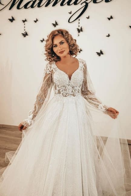 Die puristisch eleganten schnitte kombiniert mit zarter spitze lassen ihr boho brautkleid besonders modern aussehen. Designer Hochzeitskleider Spitze | Boho Brautkleider mit ...