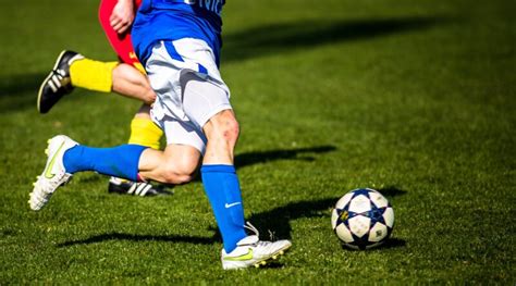 Fotbal (z anglického football, foot = noha, ball = míč), též kopaná, je kolektivní míčová hra, která je nejpopulárnějším kolektivním sportem na světě. fotbal - Praha - Dolní Měcholupy