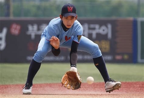 더 높이 비상하라 이정후!' 였지만, 반응이 너무 별로라 2017 시즌 중반에 '넥센 히어로'로 고쳤다. 1차 지명된 이정후, '바람의 손자'가 될 수 있을까 - 오마이스타