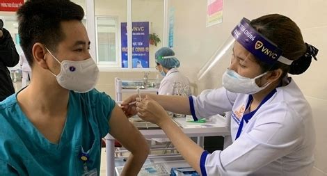 Tờ straits times (singapore) ngày 21/7 đưa tin công ty phần lớn người dân trung quốc tiêm vaccine sinopharm hoặc sinovac. Hà Nội tiêm vaccine COVID-19 cho 30 bác sĩ, nhân viên y tế ...