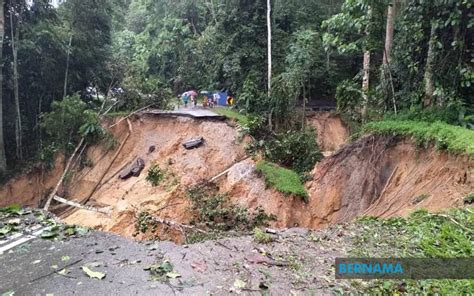 Tanah runtuh translated to english. BERNAMA - Beberapa jalan tutup akibat tanah runtuh, banjir ...