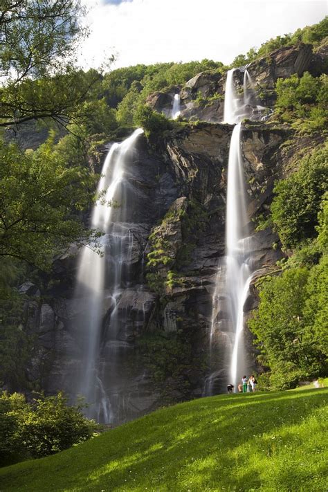 Si capisce così l'origine del nome acquafraggia, da aqua fracta, cioè torrente continuamente interrotto da cascate. Cascate Acquafraggia | JuzaPhoto