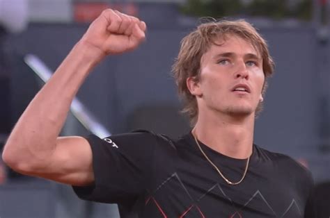 Zverev è il primo a rendersi pericoloso in risposta, berrettini il primo a dare uno strappo al set. Sascha (Alexander Zverev) into Final in Madrid 12/5/2018