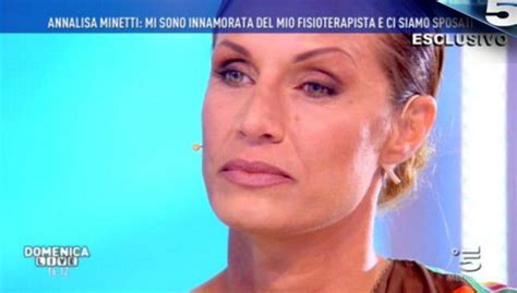 Annalisa minetti (rho, 27 dicembre 1976) è una cantautrice, atleta paralimpica, scrittrice, conduttrice televisiva, autrice televisiva, ex modella e attrice italiana. Annalisa Minetti: "Ho rischiato di perdere mio figlio ...