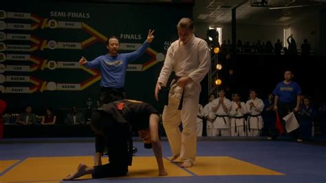 Bilen bilir aşırı bir cobra kai fanıyımdır (dojo olan) bu yüzden çok da linç yedim ama kreese haklı dünya kötü ve ya kazanırsın ya kaybedersin. Recap of "Cobra Kai" Season 1 | Recap Guide