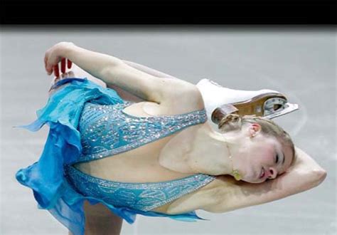 Strepitosa prova della regina del ghiaccio che manda in delirio il forum di assago: Bella Gente 2: Carolina Kostner - 150 Anniversario dell ...