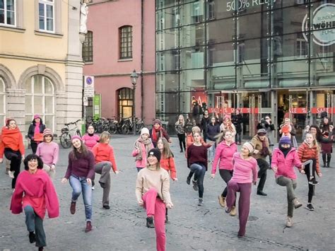 In the inner city of wurzburg, a man attacked several passersby with a knife. Gemeinsames Tanzen gegen Gewalt an Frauen - Würzburg erleben