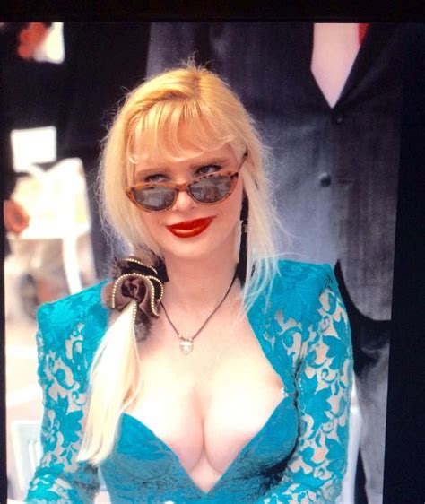 Un video porno vintage con la splendida ilona staller detta anche cicciolina che si cimenta in un bel pompino con la sua grande bocca e le sue sensuali labbra rosso fuoco. Videos Porno Cicciolina - Oldies Eat Cum