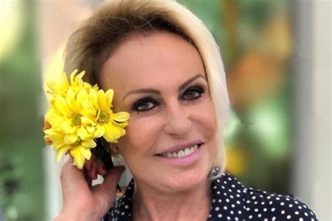 Aqui a gente fica por dentro do que está rolando no mundo rapidinho, troca receitas e ideias. Ana Maria Braga aparece na web em foto curiosa; Veja