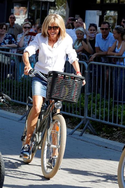 L'épouse d'emmanuel macron critiquée pour sa jupe trop courte / abaca >>>à lire aussi: Faire du vélo en mini-jupe: le pari risqué de Brigitte Macron (photos)