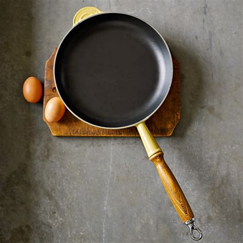 A tribute to our heritage founded in 1925, le creuset's story began in france. Le Creuset Heritage Cast-Iron Fry Pan | Williams-Sonoma