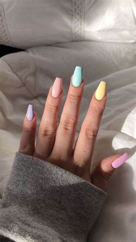 Colores de uñas de verano uñas acrílicas de colores uñas acrílicas brillantes uñas decoradas acrilicas uñas acrílicas simples uñas cortas de.una galería de uñas plateadas que¡¡ no te la puedes perder!! C H Y N A ☆ en 2019 | Uñas artísticas, Diseños de uñas y ...