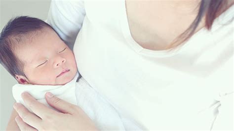 Kamu bisa memandikan bayi dengan cara mengelap. Cara Terbaik Merawat Bayi Baru Lahir | Enfa