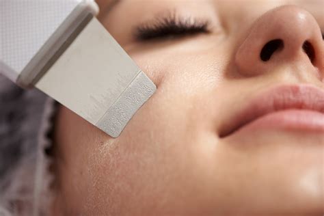 It allows smaller particles of active ingredients to be. This "Skin Spatula" Apparently Scrapes Your Blackheads ...