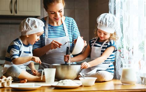 Hai viewers db yang kami sayangi, kali ini dapur biru ingin kongsikan resipi sup ayam untuk video yang ke 100 diupload di. Tips Memasak Seru Bareng Si Kecil - Medcom.id