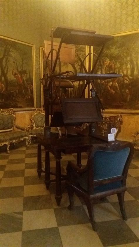 Il palazzo reale di napoli fu fondato nel seicento per ospitare i re di spagna, su commissione del viceregno spagnolo, ma la lunga facciata esterna di palazzo reale è caratterizzata dalla presenza delle celebri otto maestose statue dei sovrani che regnarono a napoli, la cui collocazione all'interno. Palazzo Reale - Napoli | Palazzi, Napoli