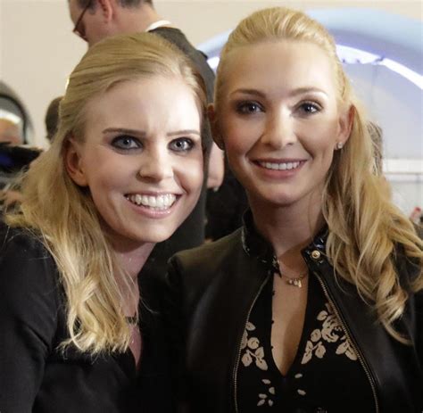 Sebastian kurz und seine freundin susanne thier auf dem weg zur stimmabgabe für die europawahl im jahr 2019. „Frau Kurz" und Frau Strache: Als hätten sie sich für ...
