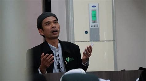 Ustaz abdul somad rencananya akan menikahi gadis asal jombang, jawa timur bernama fatimah az zahra salim barabud. Celebrity Islamic preacher Abdul Somad reported to police ...