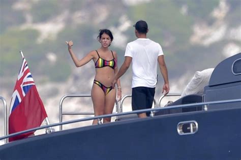 Banyak penggemarnya pun menyebut dirinya cantik bak barbie. Pacar Hot Ronaldo Hamil? Ini Foto-fotonya - Bola Bisnis.com