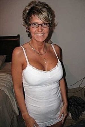 Elle réveille le meilleur ami de son fils en lui tripotant la bite. Grand-Mères en Chaleur à La Tronche, avec fame54, 58 ans ...