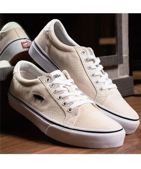 De vans court icon is een lage veterschoen met een bovenwerk van stevig canvas, een comfortabel gevoerde kraag en een gevulcaniseerde zool voor betere tractie, flexibiliteit en. VANS ヴァンズ COURT ICON V311 NATURAL（スニーカー）｜VANS（バンズ）のファッション ...