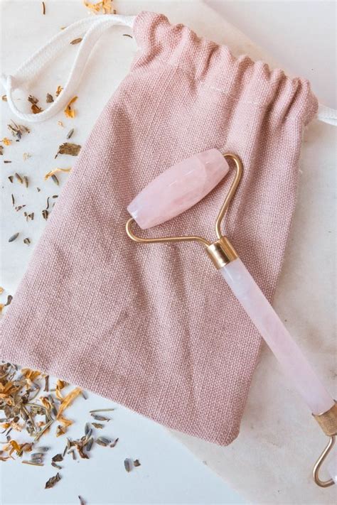 Gratis versand bereits ab 20€. Use A Rose Quartz Facial Roller To Pamper Your Skin ...