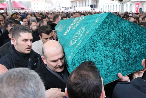 Faruk özer'in dışişleri bakanı mevlüt çavuşoğlu ve i̇çişleri bakanı süleyman soylu ile olan soylu'nun kız kardeşi fatma soylu işık'ın oğlu hasan berk işık'ın soylu'nun yeğeni olduğu görüldü. Süleyman Soylu'nun amcası son yolcuğuna uğurlandı ...