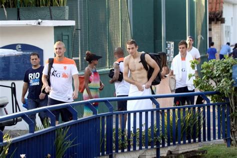 Acompanhe as notícias, tabela, escalação, jogos e mais. EGO - Van Persie curte dia de sol em piscina no Rio ...