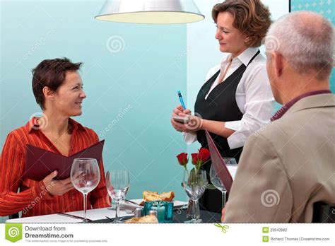 Mature waitress serves a visitor. Serveuse Prenant Une Commande De Nourriture Photo stock ...