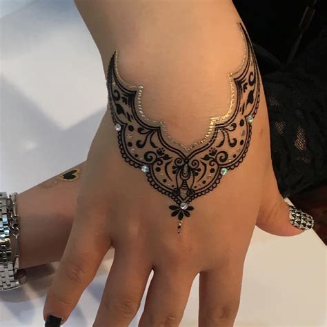 Nowadays, henna is sold in the form of powder, which must be mixed with water, tea, or lemon juice to achieve liquid henna tattoos are at their most vibrant freshly after application and fade over time. 40 Fashionable Gold Henna Tattoos for Temporary Style